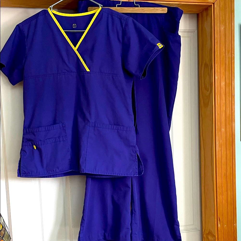 Grey’s Anatomy Women's Purple Scrub Set Size MP - Picture 1 of 7